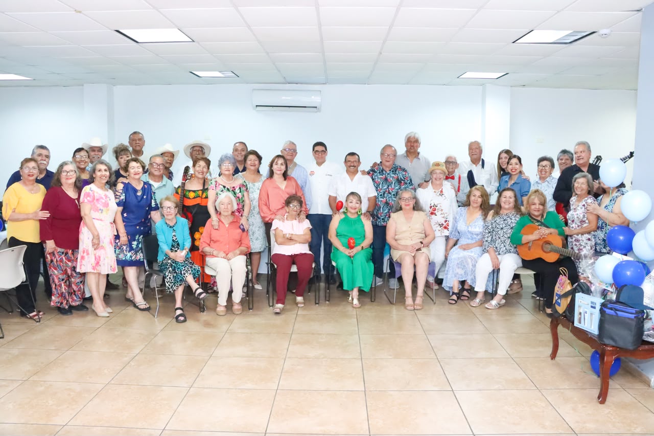 Celebran a papás de Edad de Oro