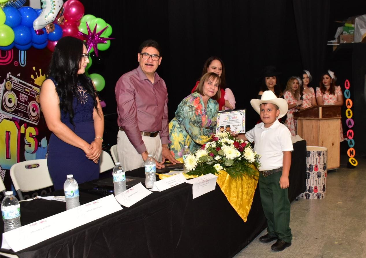 PRESIDEN ALCALDE Y PRIMERA DAMA GRADUACIÓN DE CADIS