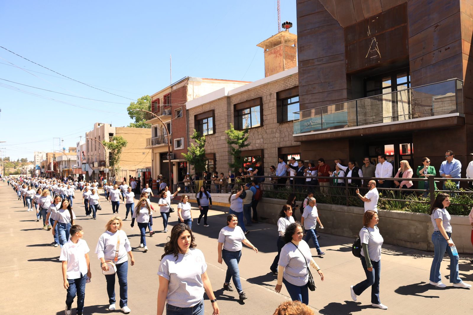 DESFILAN NUMEROSOS CONTINGENTES AL CELEBRAR EL DÍA DEL TRABAJO EN NOGALES