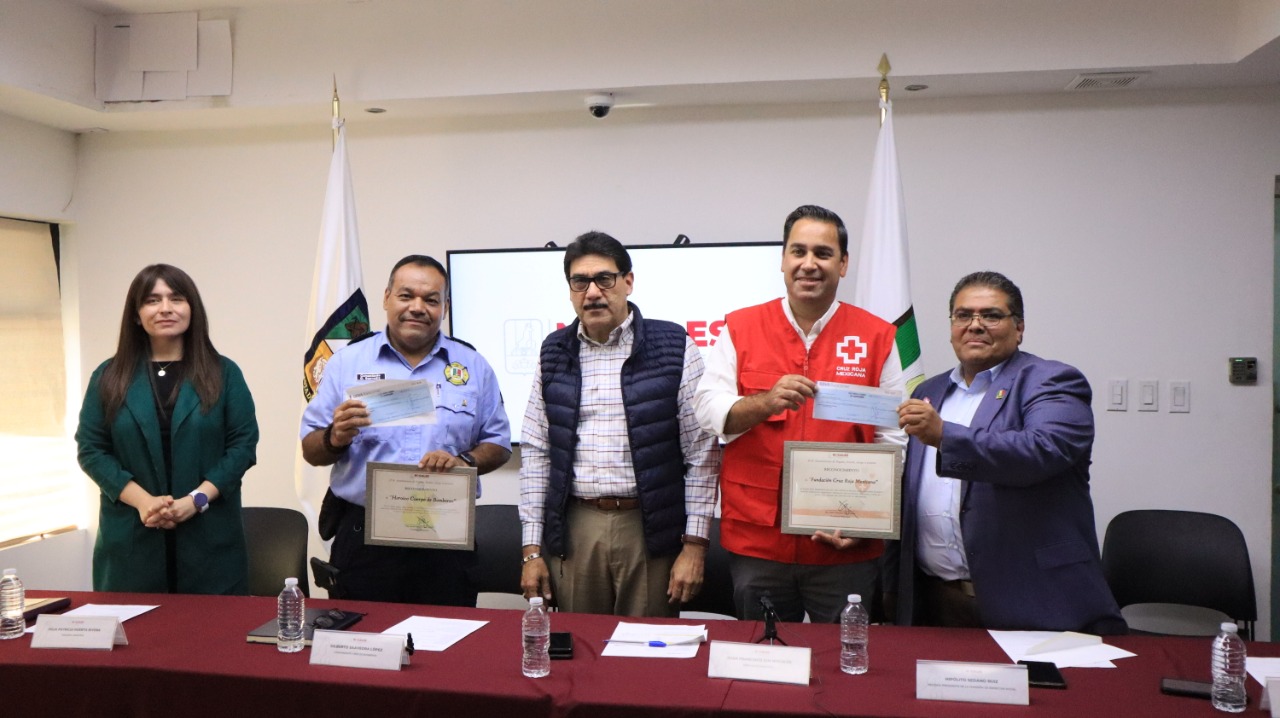 ENTREGAN JUAN GIM CHEQUE DE 283 MIL PESOS A CRUZ ROJA DE NOGALES