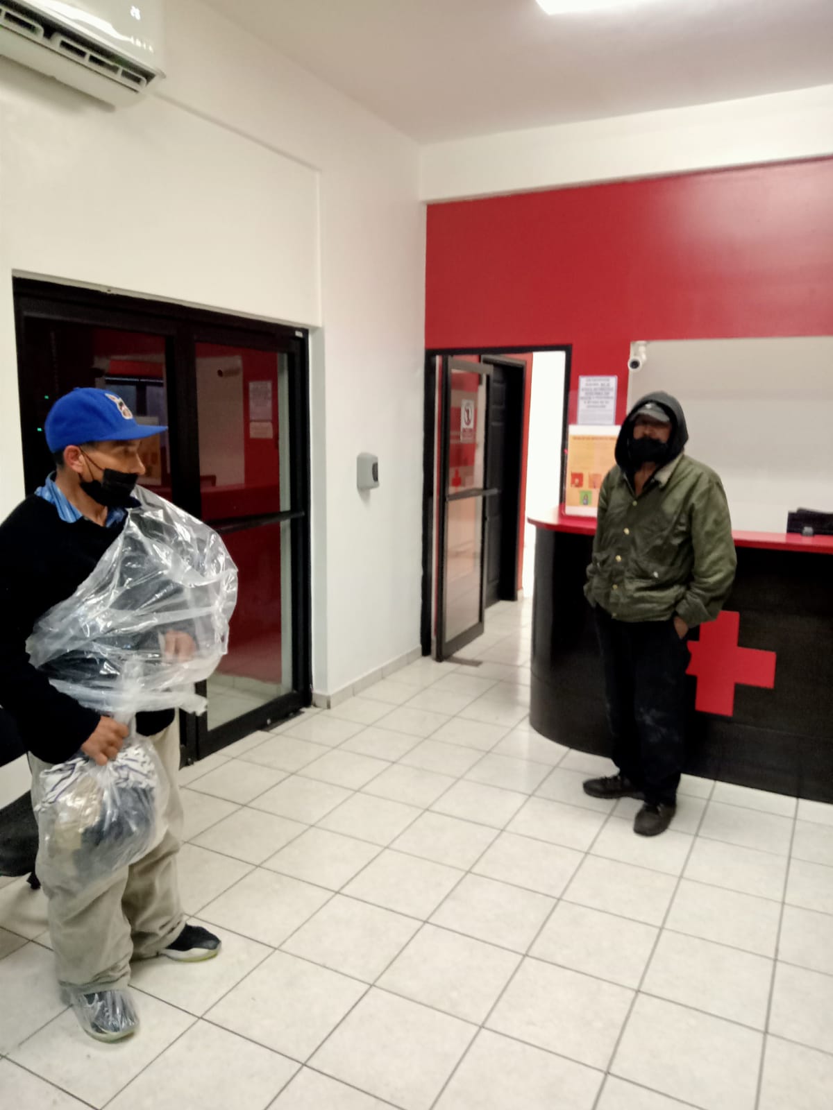 TRASLADAN A DOS MIGRANTES EN SITUACIÓN DE CALLE A ALBERGUE