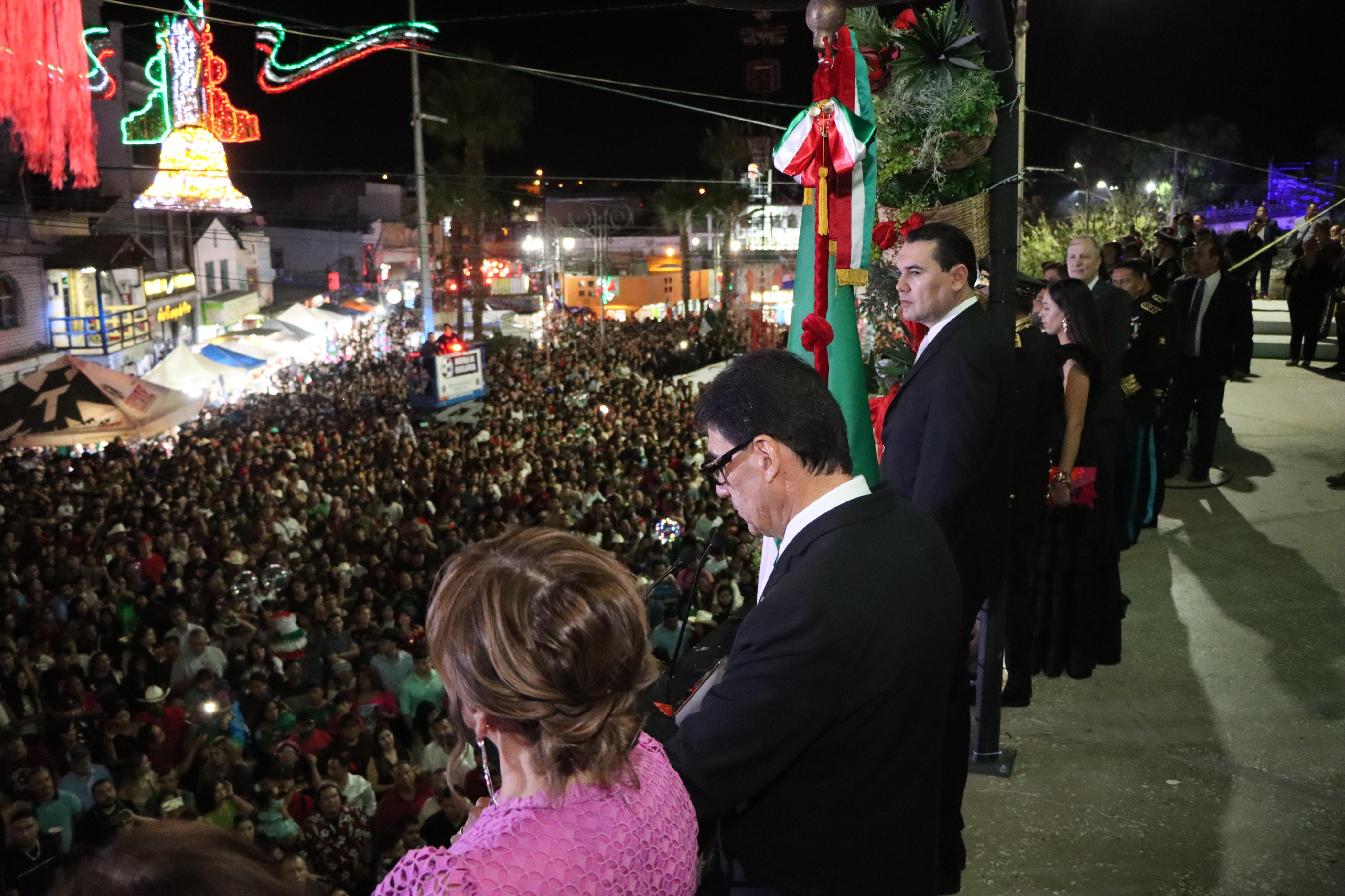 Celebran miles de nogalenses el Grito de Independencia