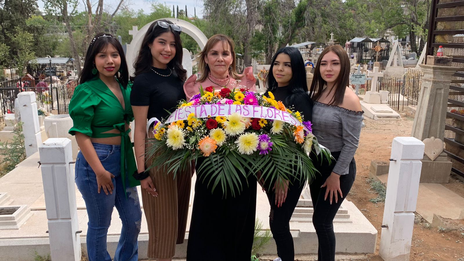 RECUERDAN CANDIDATAS A LA REINA MÁRTIR DE LAS FIESTAS DE LAS FLORES EN PATEÓN DE LOS HÉROES