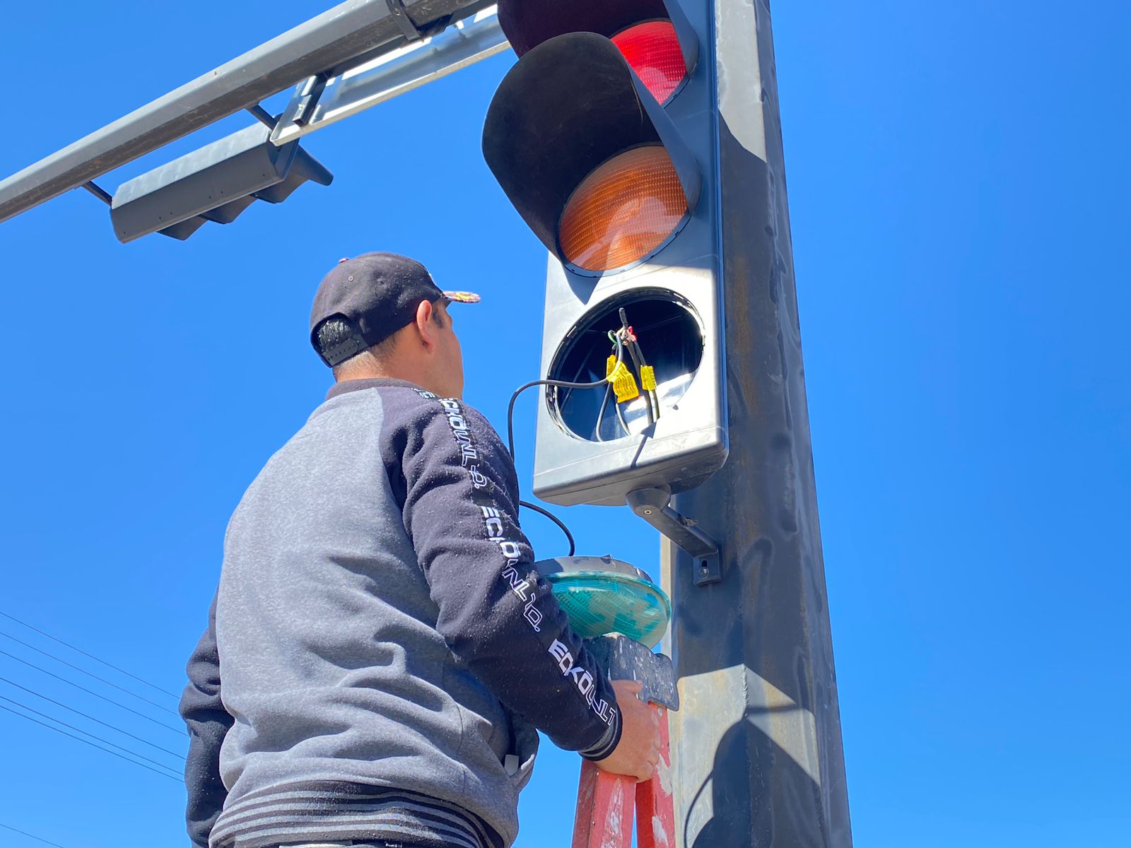 CONTINÚA REHABILITACIÓN DE SEMÁFOROS EN LA CIUDAD