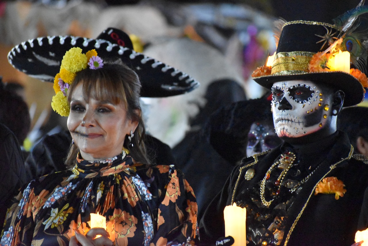 ENCABEZA ALCALDE PROCESIÓN DE CATRINAS EN CALLE REFORMA