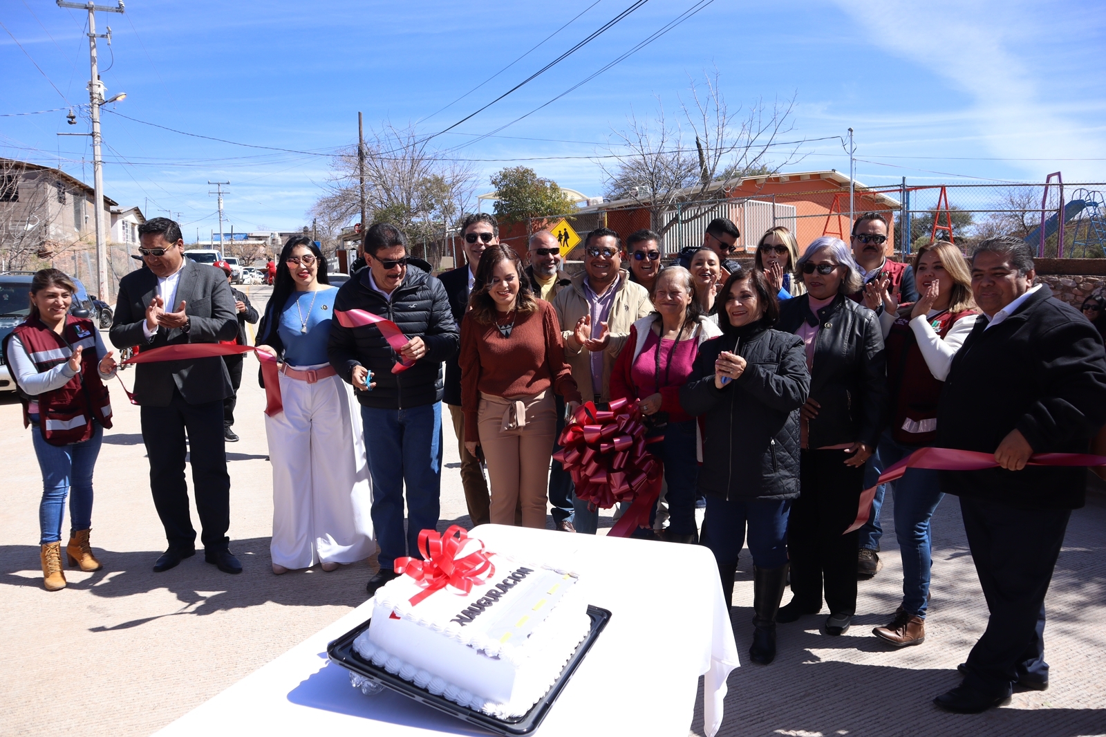 AGRADECEN VECINOS A ALCALDE ENTREGA DE CALLE PAVIMENTADA