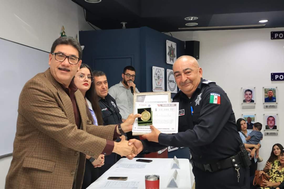 ES MARCO VILLANUEVA POLICÍA DEL MES DE ABRIL