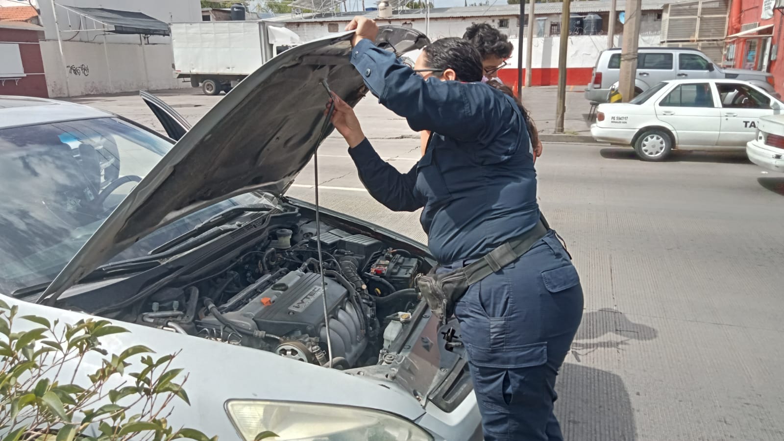 APOYAN POLICÍAS DE PROXIMIDAD SOCIAL A AUTOMOVILISTAS