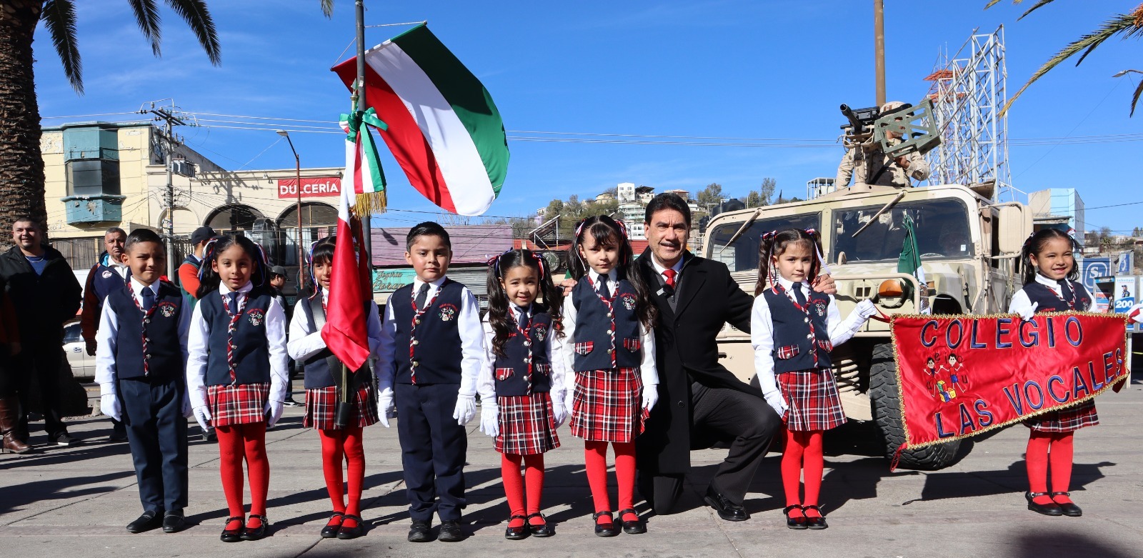 ABANDERA ALCALDE A QUINCE ESCOLTAS DE DIVERSAS ESCUELAS