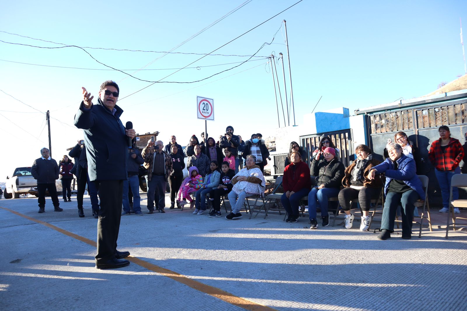 RECIBEN VECINOS DE LA CALLE RODOLFO MORENO DURAZO CON ALEGRÍA PAVIMENTO