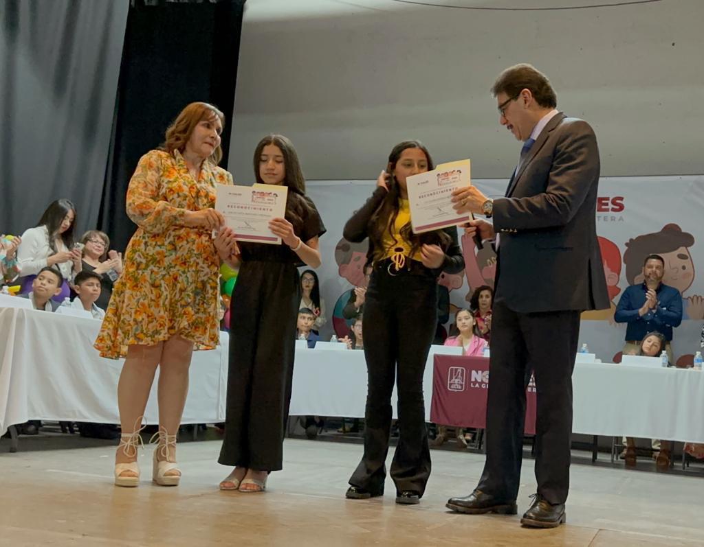 ATIENDE ALCALDE A INTEGRANTES DE LA COMUNA INFANTIL 2023