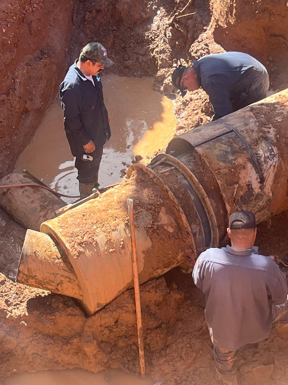 REPARA OOMAPAS TUBO QUE SUMINISTRA AGUA A PUEBLITOS