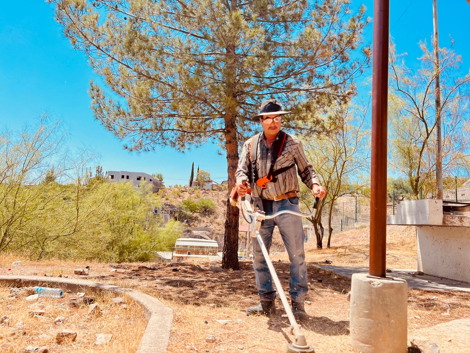 REALIZAN RASPADO DE CALLES Y LIMPIEZA EN LAS AVENIDAS