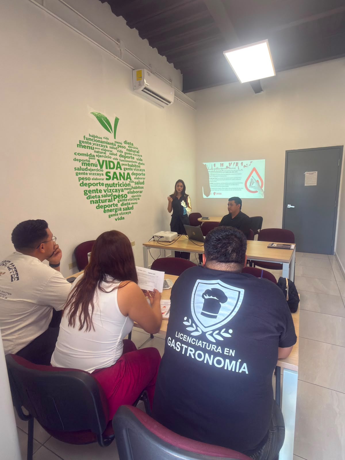 Suman a jóvenes a campaña solidaria