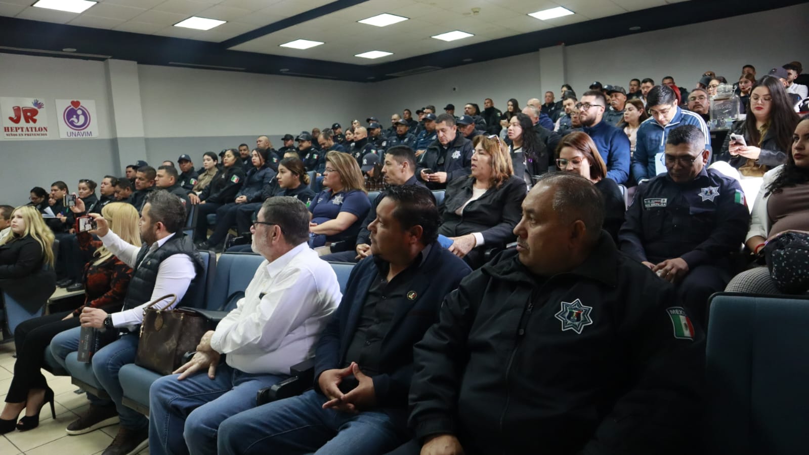 CAPACITAN A POLICÍAS EN PROXIMIDAD SOCIAL