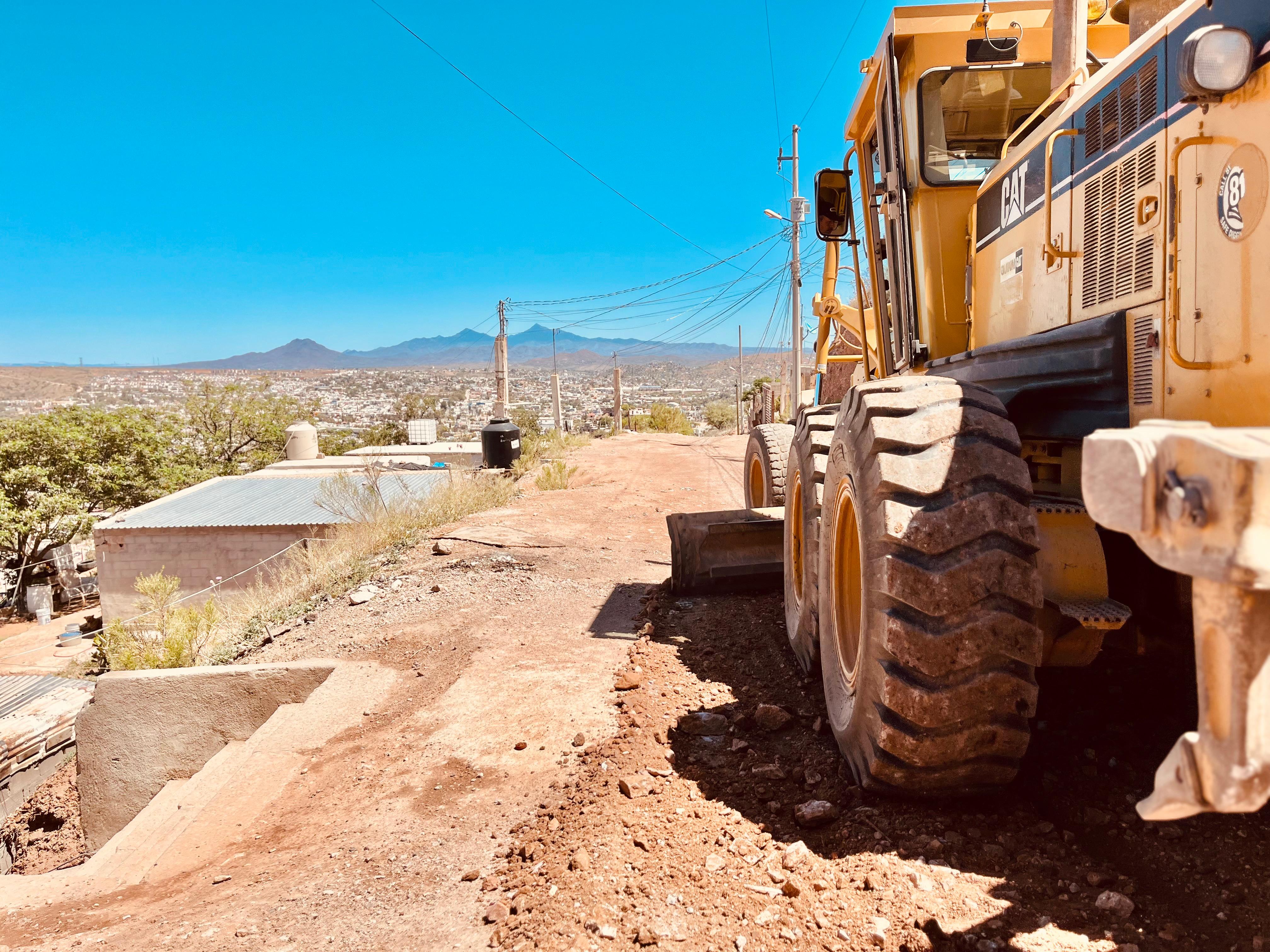 DAN MANTENIMIENTO A CALLES DE TERRACERÍA EN LAS COLONIAS