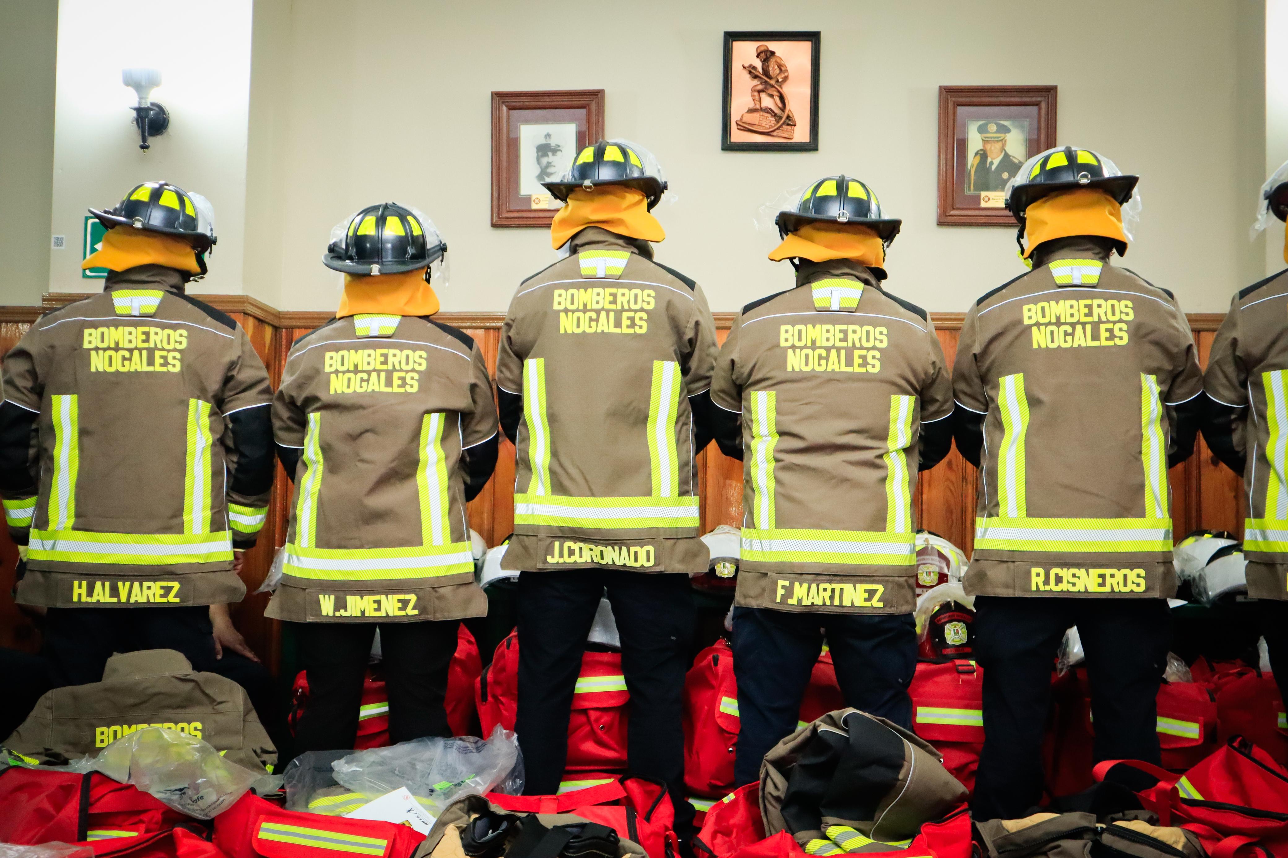 Entrega alcalde Juan Gim equipos a bomberos