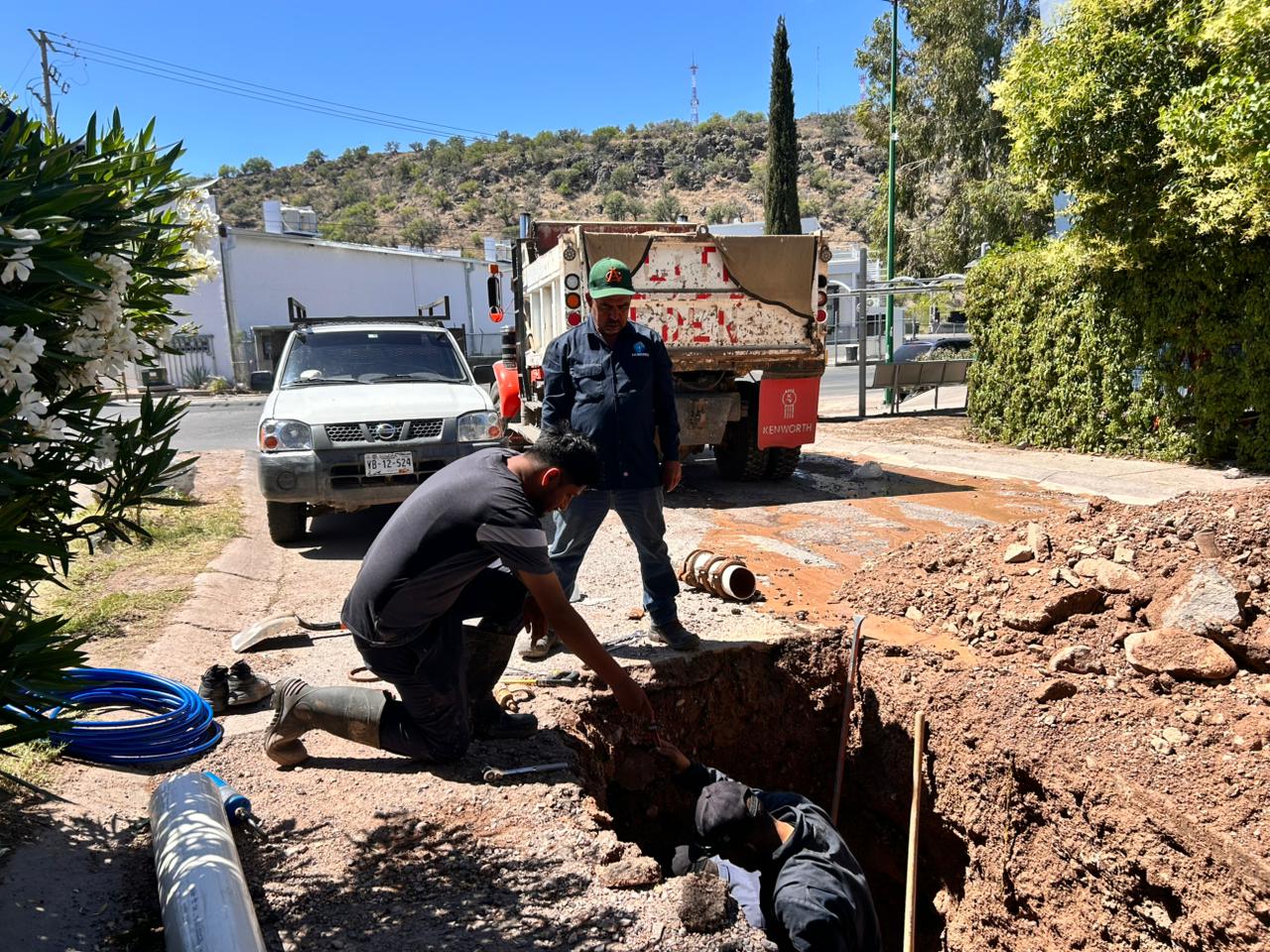 Repara OOMAPAS fuga en línea de agua potable en San Miguel