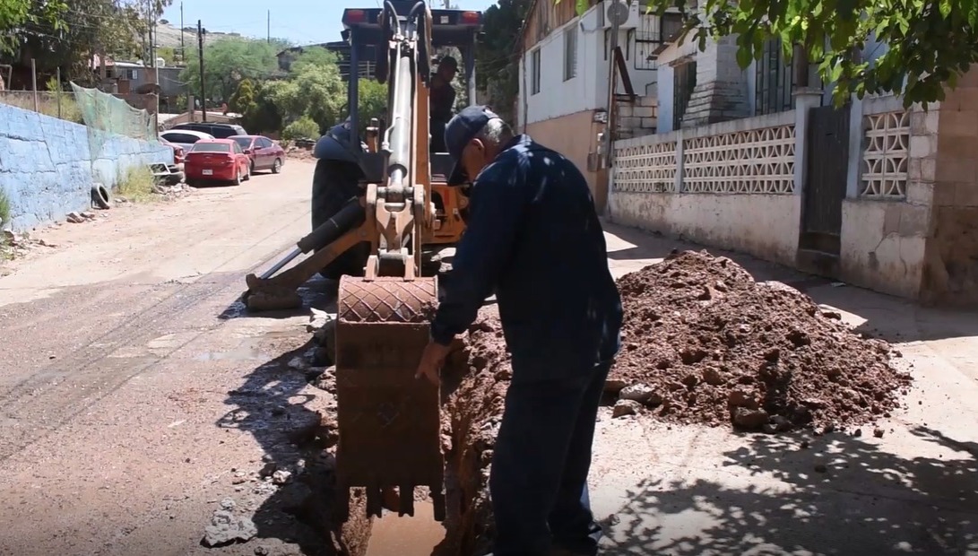 REPARA OOMAPAS FUGA DE DRENAJE EN COLONIA LA BRISA