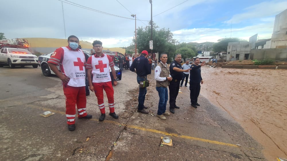 COLABORAN PARA SALVAR A DOS MUJERES DE MORIR AHOGADAS EN LA CORRIENTE DE AGUA