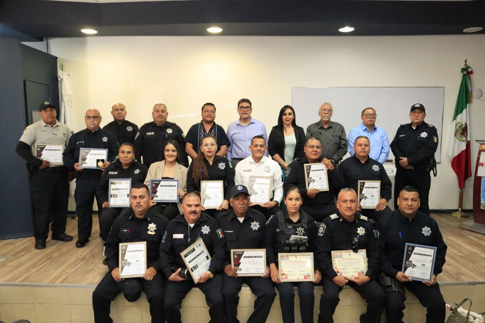 RECIBEN AGENTES RECONOCIMIENTO A POLICÍAS DEL MES DE JUNIO Y JULIO