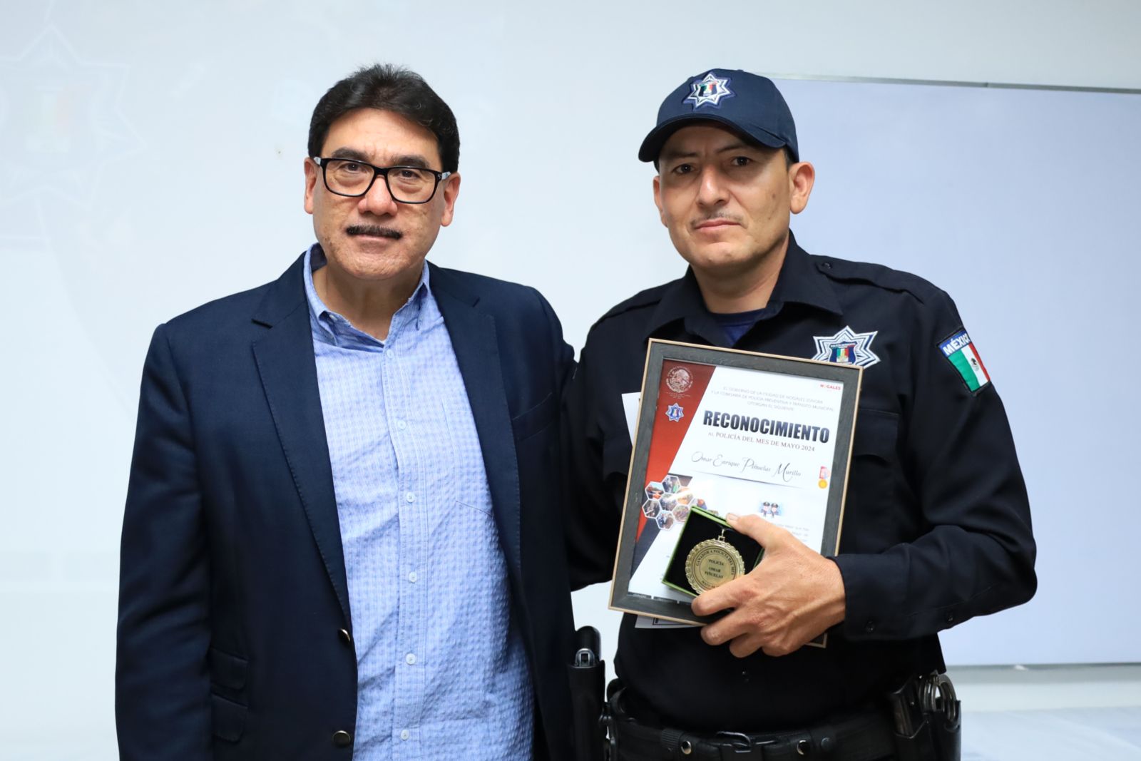 ENTREGA ALCALDE RECONOCIMIENTO DEL POLICÍA DEL MES A OMAR PIÑUELAS