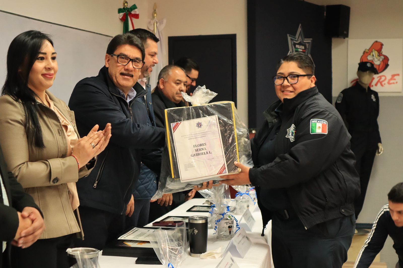 ENTREGA ALCALDE UNIFORMES A AGENTES DE SEGURIDAD PÚBLICA