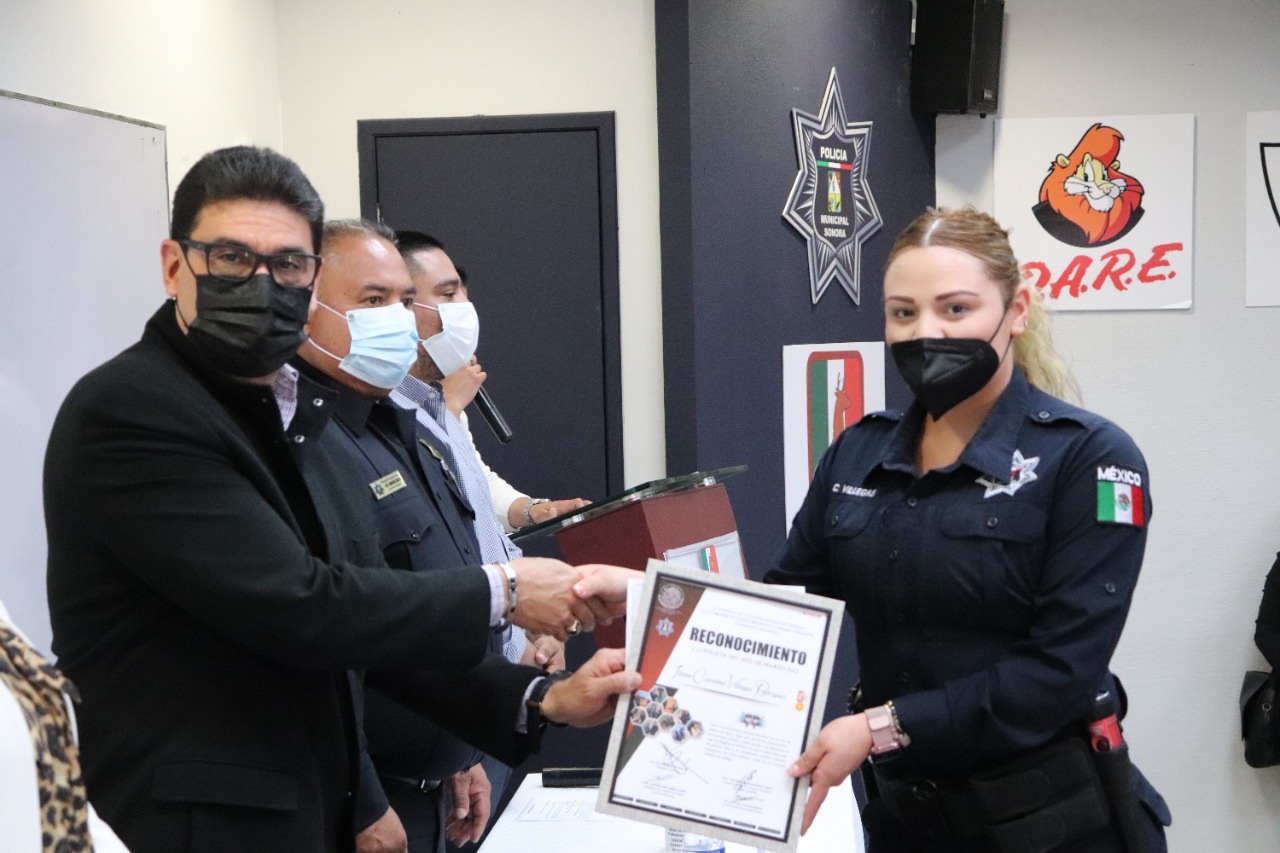 RECIBEN PREMIO Y RECONOCIMIENTO LOS POLICÍAS DE MES