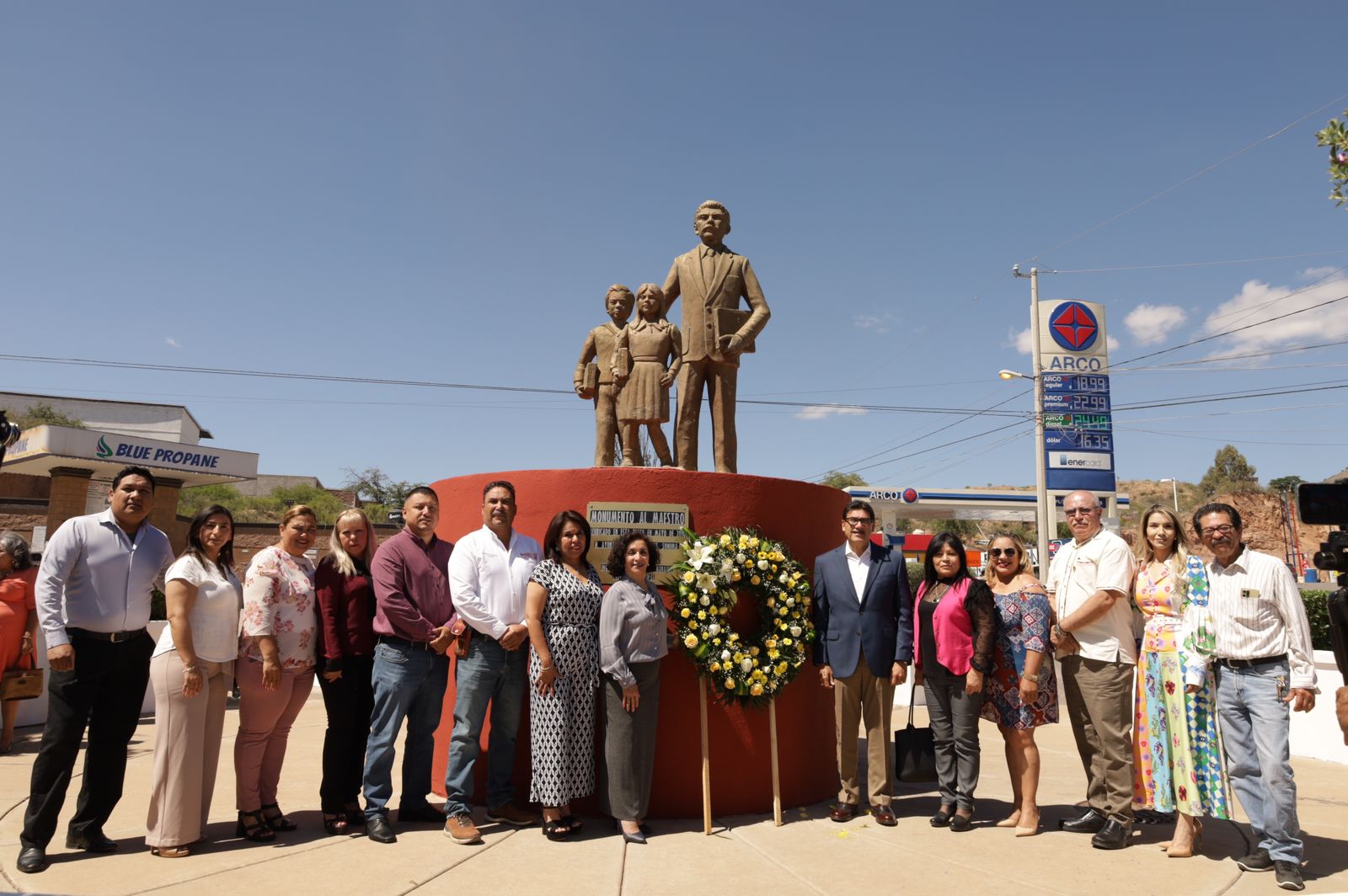 DEPOSITAN OFRENDA EN EL MONUMENTO AL MAESTRO