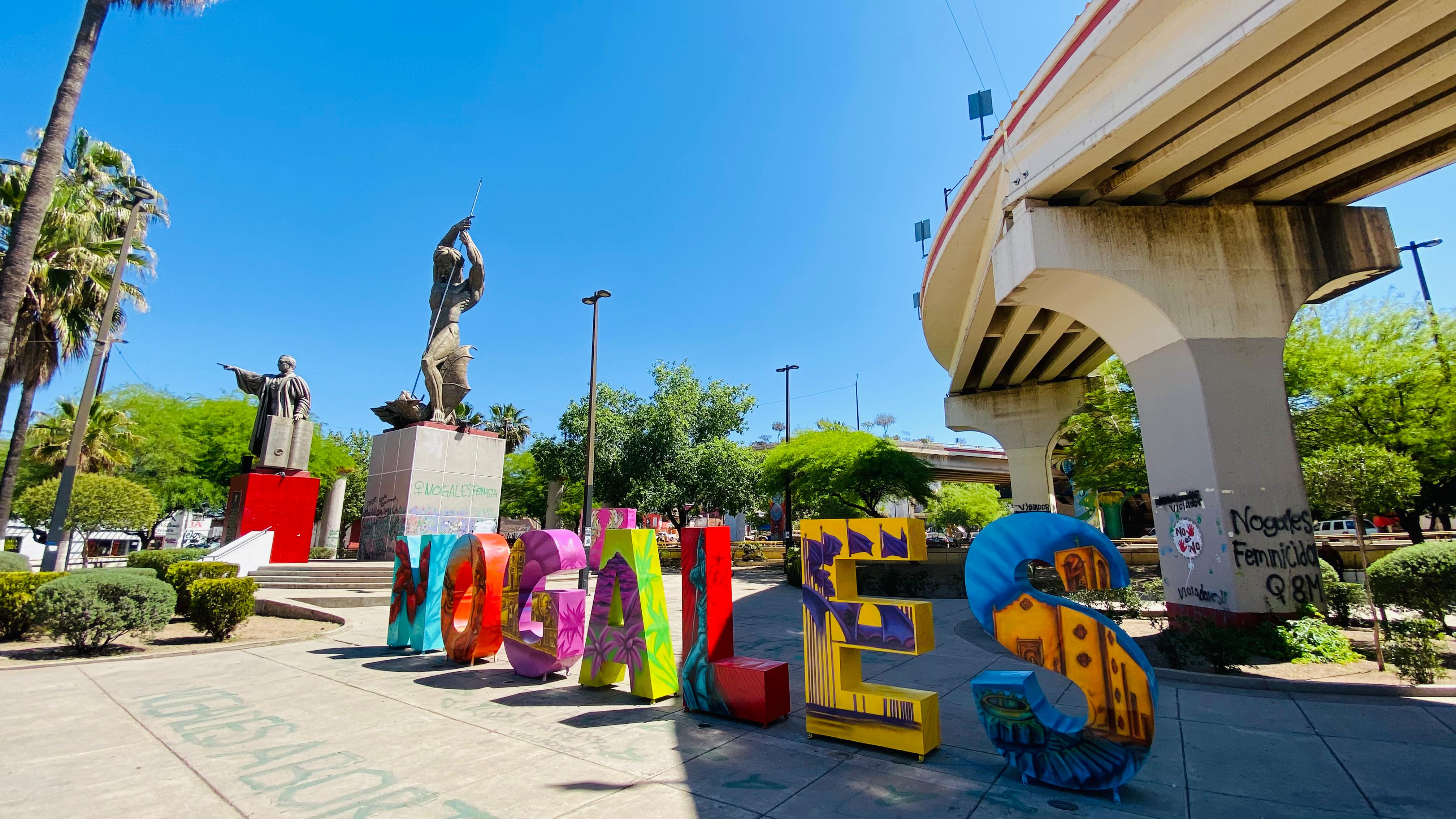 REINSTALAN TOTALMENTE RESTAURADAS Y PINTADAS LAS LETRAS “NOGALES”