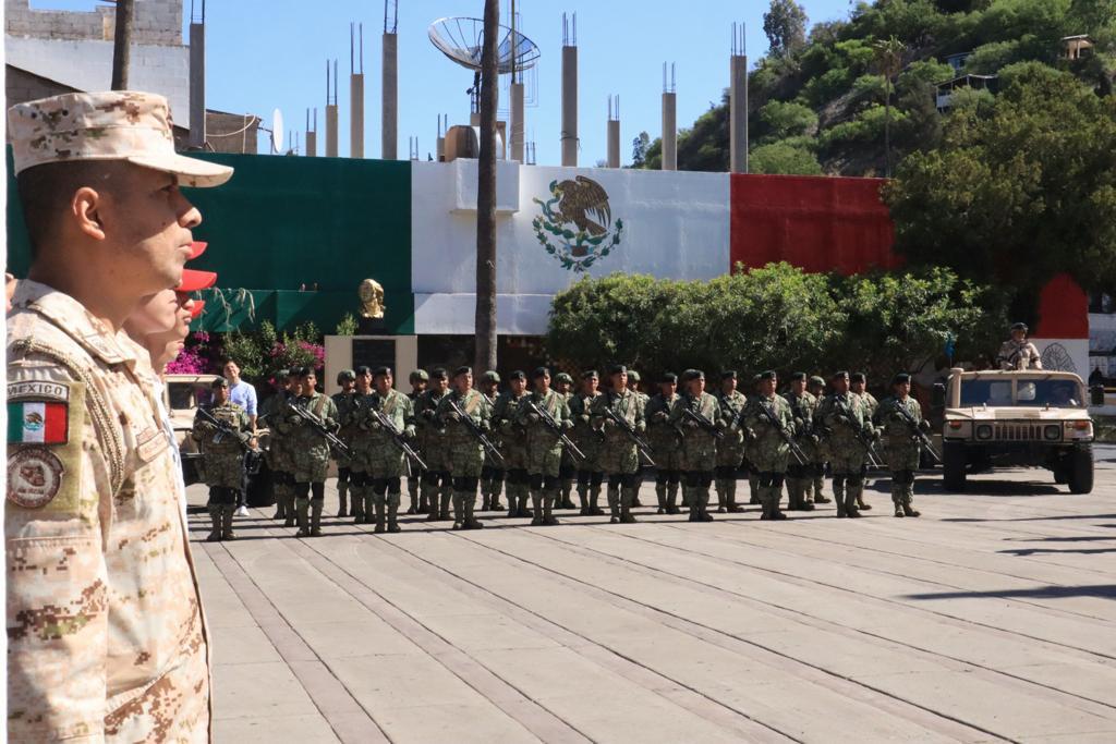 PRESENTE ALCALDE EN CEREMONIA DE TOMA DE PROTESTA DE BANDERA