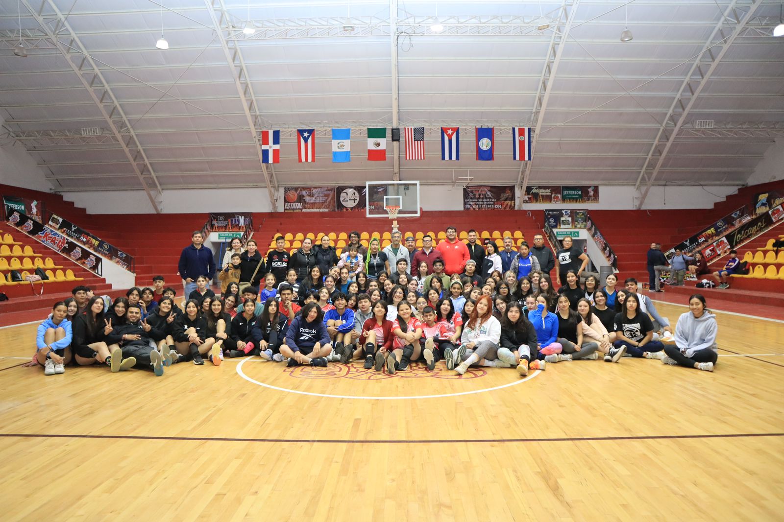 CONTINÚAN CLÍNICAS DE VOLEIBOL POR PARTE DE KARINA FLORES GÁMEZ