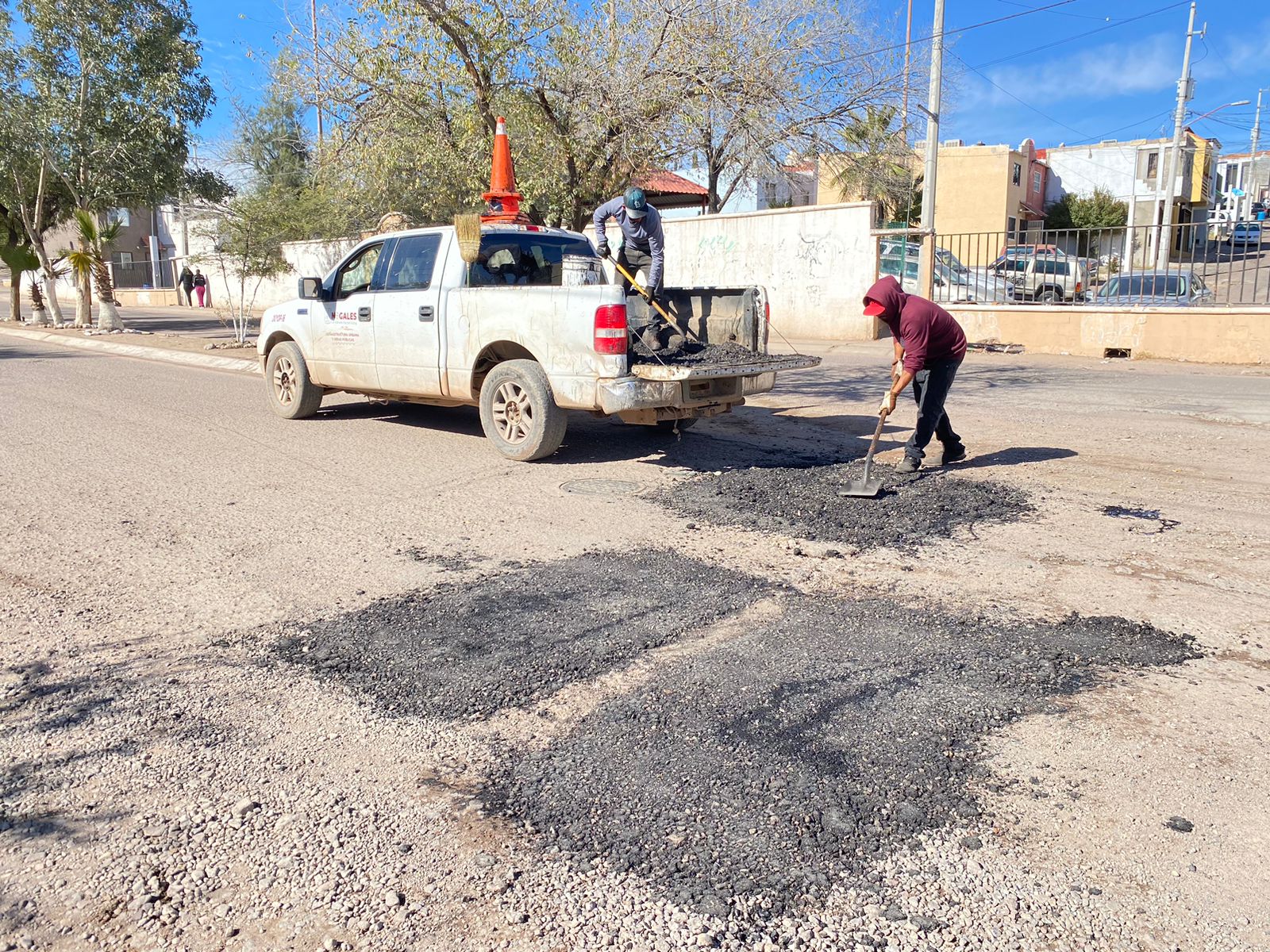 DAN MANTENIMIENTO A CALLES DE LA COLONIA LAS BELLOTAS