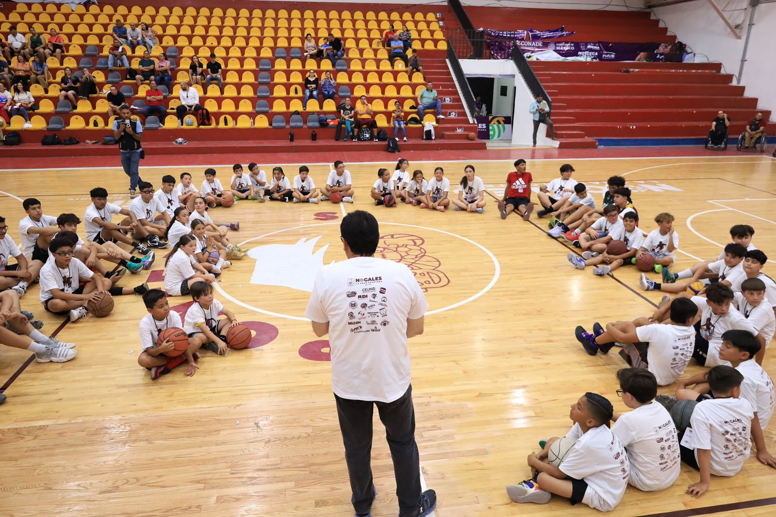 DISFRUTAN NIÑOS NOGALENSES CON LA SELECCIÓN NACIONAL DE BASQUETBOL