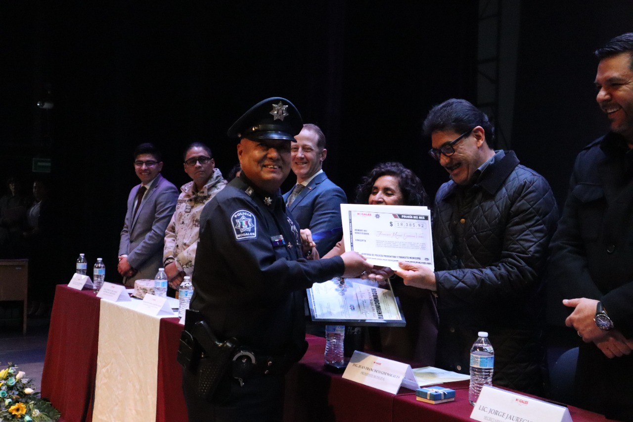 RECONOCE ALCALDE A LOS POLICÍAS EN SU DÍA