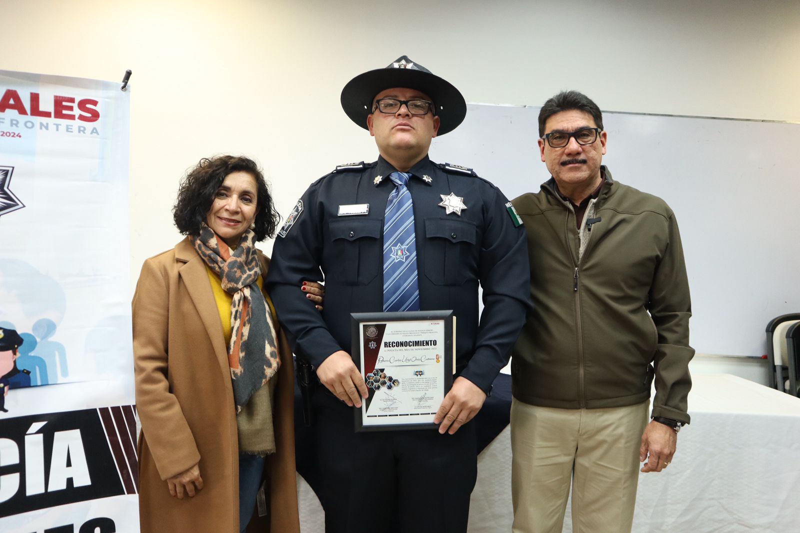 ENTREGA JUAN GIM NOGALES RECONOCIMIENTO A POLICÍA DEL MES