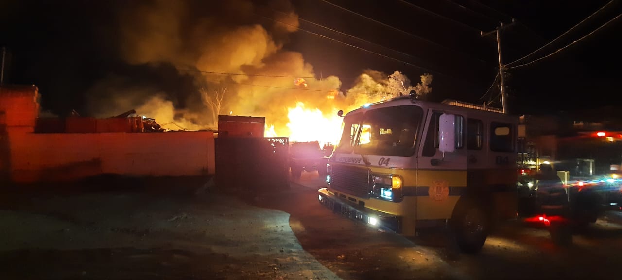 COLABORAN BOMBEROS DE SANTA ANA Y ARIZONA EN COMBATE A INCENDIO