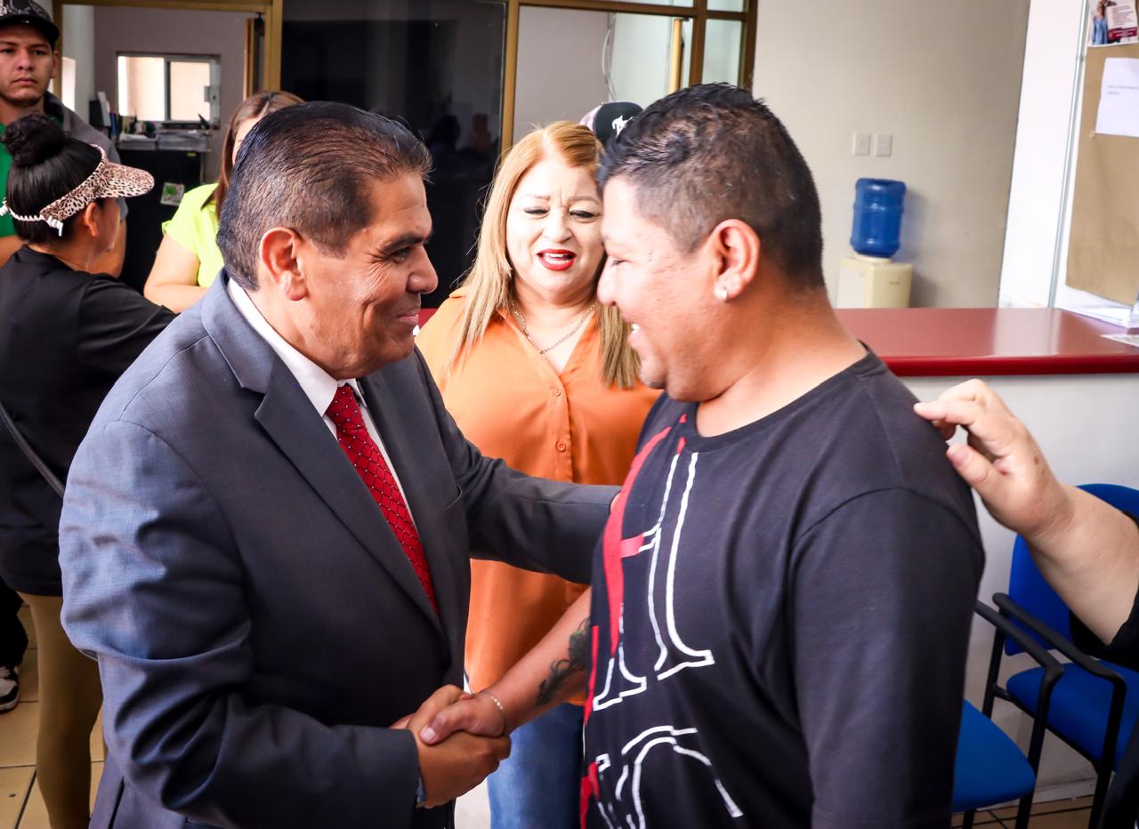 Acercan trámites oficiales a estudiantes de CAM