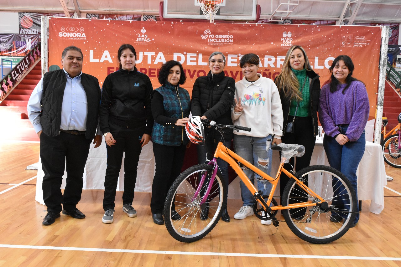 ENCABEZA TITULAR DE SEDESSON ENTREGA DE APOYOS EN NOGALES