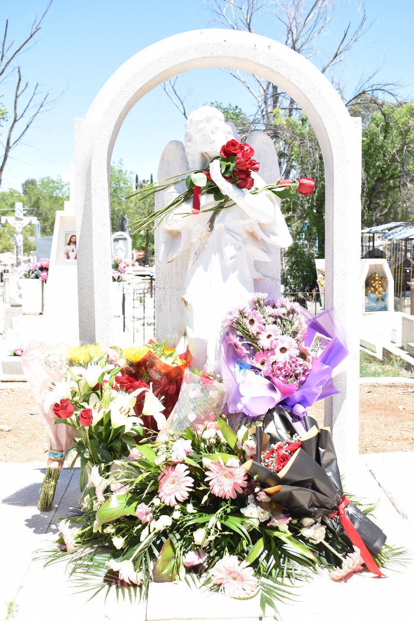 DEPOSITAN OFRENDA FLORAL EN TUMBA DE REINA MÁRTIR