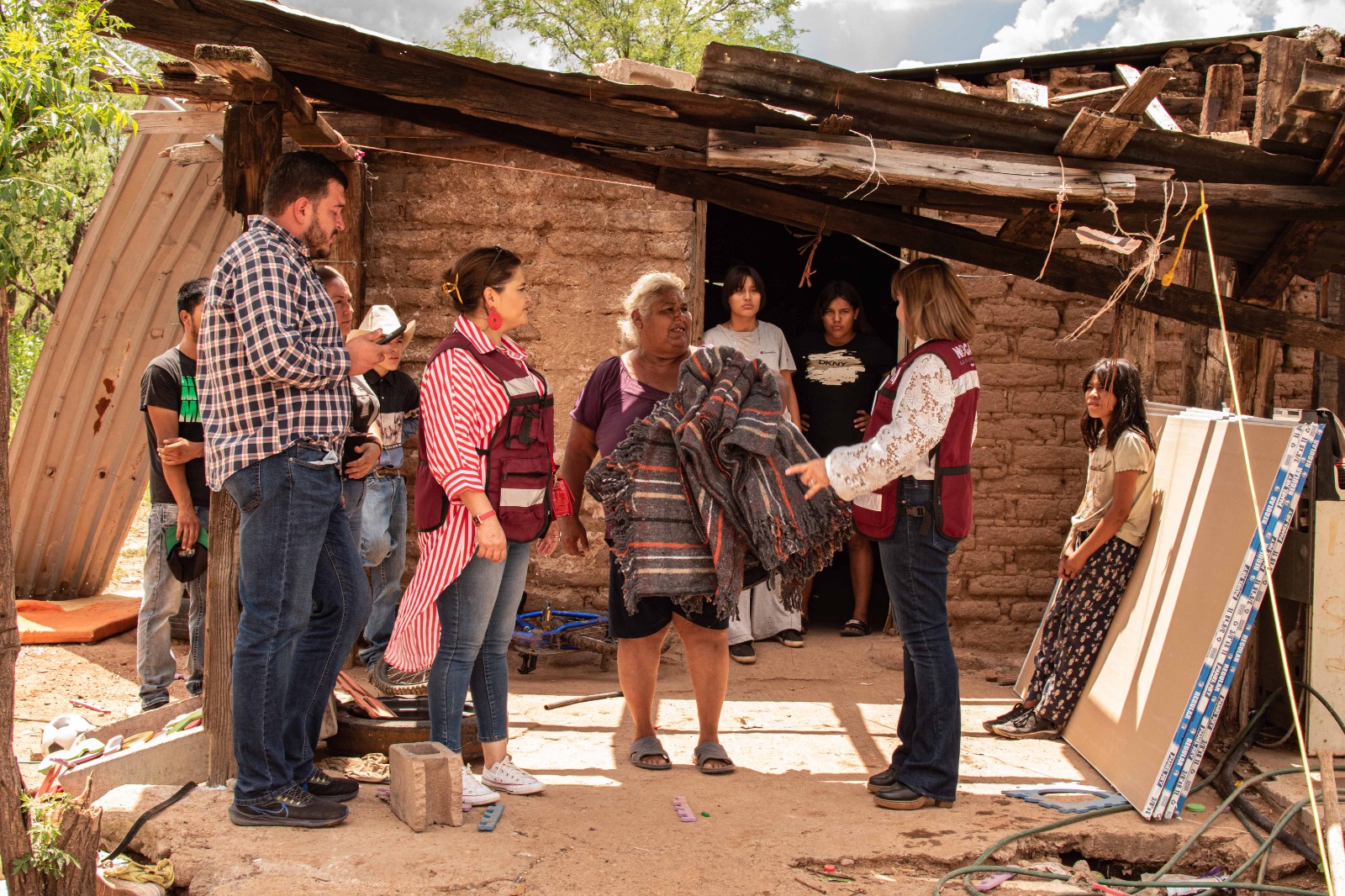 LLEVA PRIMERA DAMA AYUDA A FAMILIAS RURALES COLONIAS