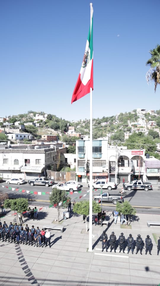 IZAN ENORME BANDERA POR EL 212 ANIVERSARIO DE INICIO DE GUERRA DE INDEPENDENCIA