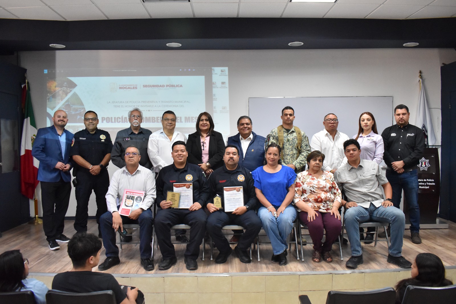 Reconoce alcalde al Policía y Bombero del Mes