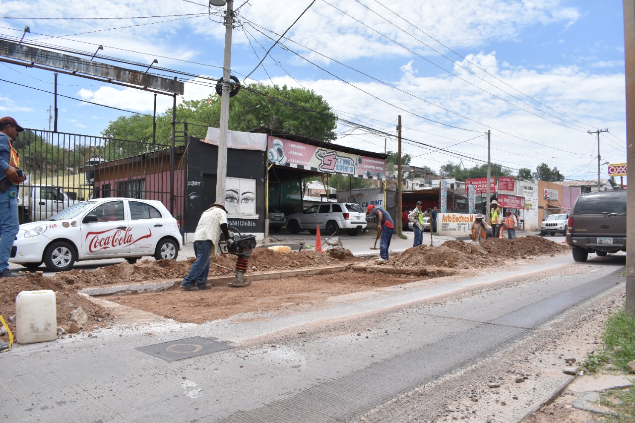 REPARA OOMAPAS TUBERÍA Y ARREGLAN PAVIMENTO EN LA CALLE 5 DE FEBRERO