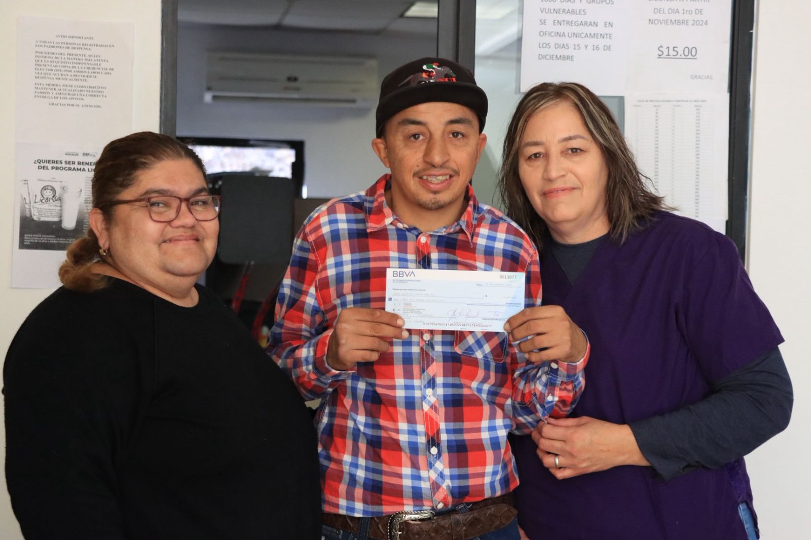 Entrega DIF estímulos económicos a personas con discapacidad