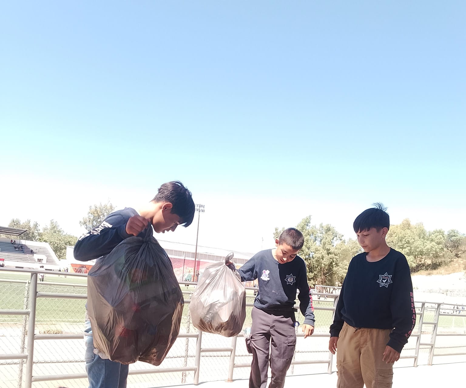 REALIZAN JÓVENES DEL HEPTATLÓN LABOR SOCIAL EN UNIDAD DEPORTIVA