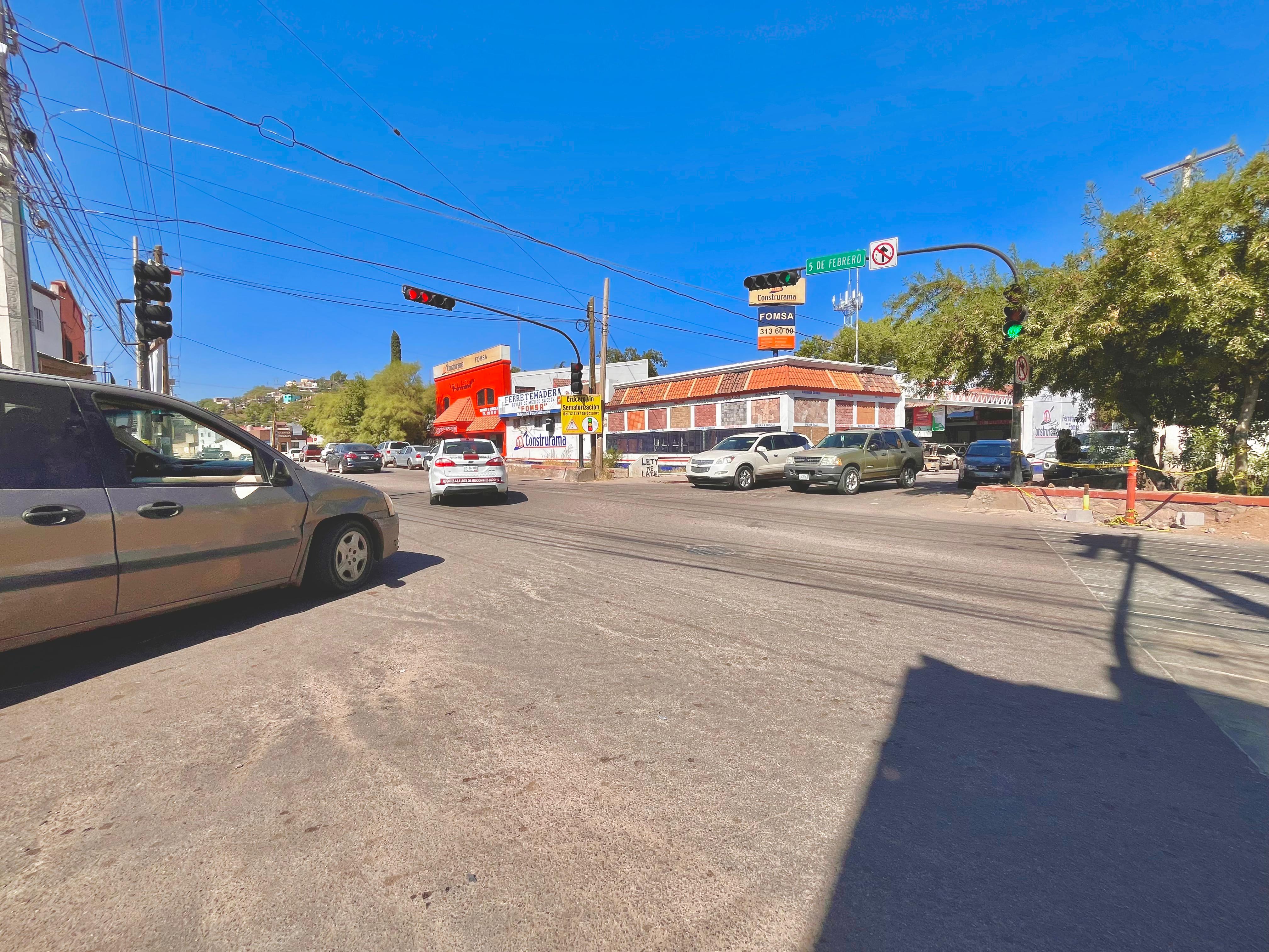 RENUEVAN SEMÁFOROS EN NOGALES PARA MEJORAR FLUJO VEHICULAR