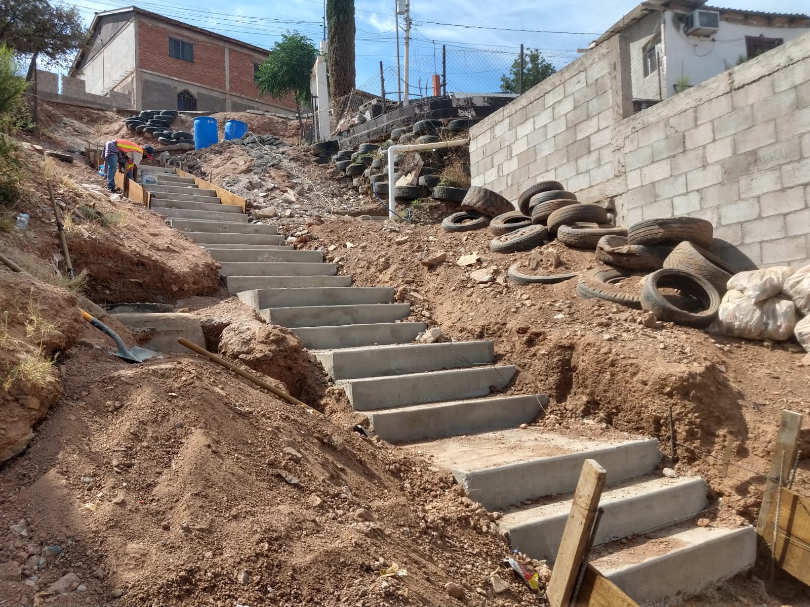 CON CONSTRUCCIÓN DE ESCALINATAS, BENEFICIAN A FAMILIAS NOGALENSES
