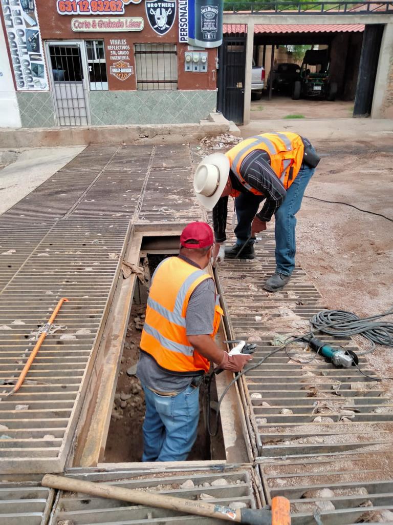 DAN MANTENIMIENTO AL SISTEMA DE DRENAJE PLUVIAL