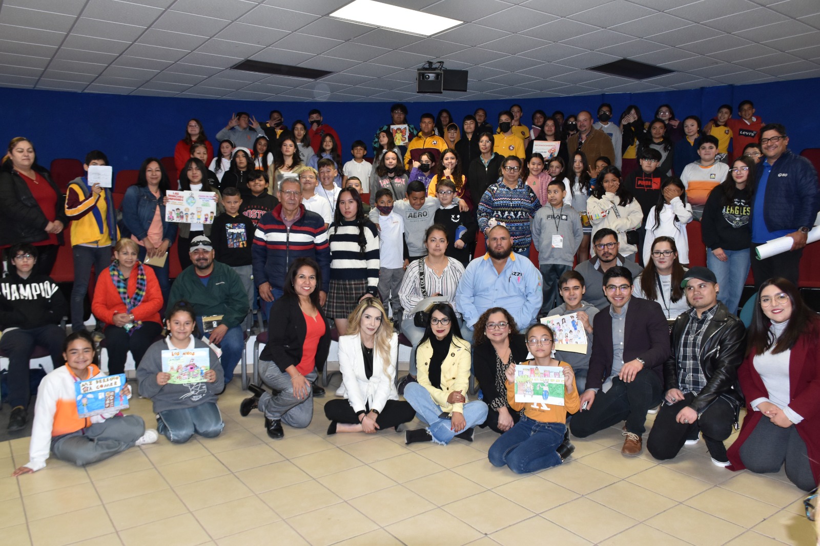 PREMIAN A GANADORES  DE CONCURSO DE DIBUJO